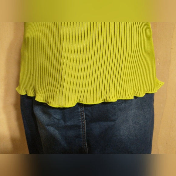 Green Off-Shoulder Ruffle Top - Picture 4 of 10